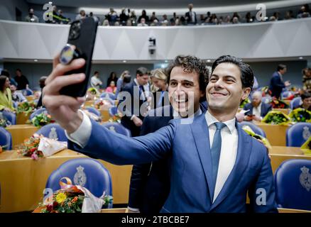 The Hague, Netherlands. 06th Dec, 2023. Jesse Klaver (GroenLinks/PvdA) and Rob Jetten (D66) take a selfie in the plenary hall prior to the swearing-in of the new members of the House of Representatives. ANP ROBIN VAN LONKHUIJSEN netherlands out - belgium out Credit: ANP/Alamy Live News Stock Photo