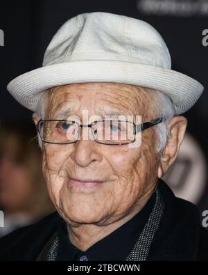 (FILE) Norman Lear Dead At 101. Lear's publicist confirmed to Variety that he died at his home in Los Angeles of natural causes on Tuesday, December 5, 2023. HOLLYWOOD, LOS ANGELES, CALIFORNIA, USA - DECEMBER 14: American screenwriter and film producer Norman Lear arrives at the World Premiere Of Walt Disney Pictures And Lucasfilm's 'Star Wars Episode VII - The Force Awakens' held at the Dolby Theatre, TCL Chinese Theatre IMAX and El Capitan Theatre on December 14, 2015 in Hollywood, Los Angeles, California, United States. (Photo by Xavier Collin/Image Press Agency) Stock Photo