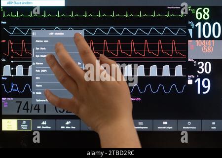 https://l450v.alamy.com/450v/2tbd2rc/stuttgart-germany-09th-nov-2023-a-nurse-in-an-intensive-care-unit-operates-a-monitor-that-displays-a-patients-vital-signs-credit-marijan-muratdpaalamy-live-news-2tbd2rc.jpg