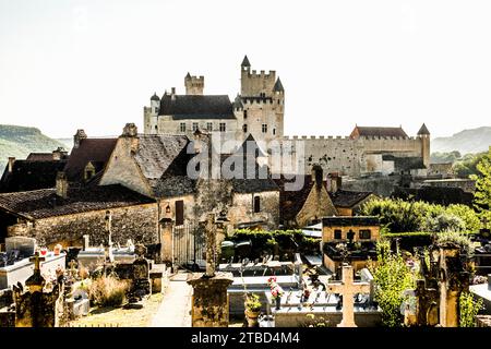 Medieval village and castle, chateau de Beynac, Beynac-et-Cazenac, Dordogne, Perigord, Departement Dordogne, Region Nouvelle-Aquitaine, France Stock Photo