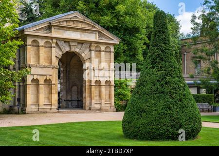 Danby Gateway and topiary bush in Oxford Botanic Garden, University of Oxford, in Oxford City Centre, Oxfordshire, England, UK Stock Photo