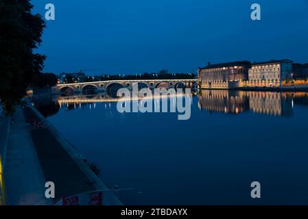 vues de nuit du quai de la daurade très animé, du pont-neuf, de l'hotel dieu saint-jacques par une belle et chaude soirée printanière Stock Photo