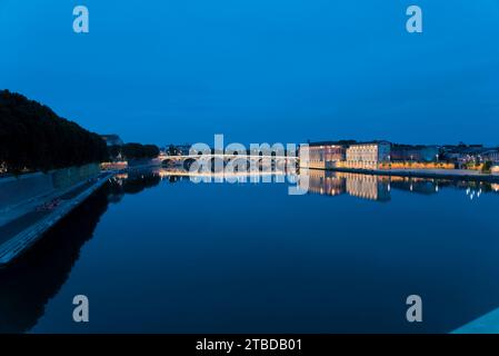 vues de nuit du quai de la daurade très animé, du pont-neuf, de l'hotel dieu saint-jacques par une belle et chaude soirée printanière Stock Photo