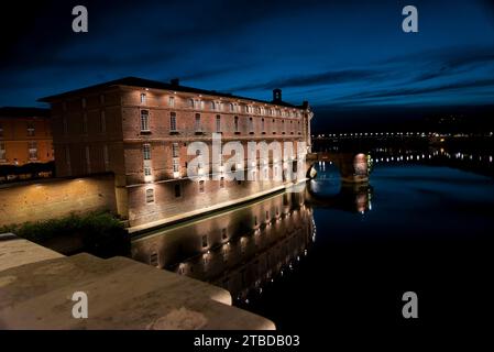 vues de nuit du quai de la daurade très animé, du pont-neuf, de l'hotel dieu saint-jacques par une belle et chaude soirée printanière Stock Photo