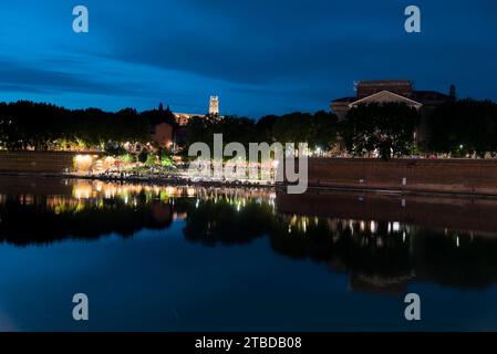 vues de nuit du quai de la daurade très animé, du pont-neuf, de l'hotel dieu saint-jacques par une belle et chaude soirée printanière Stock Photo