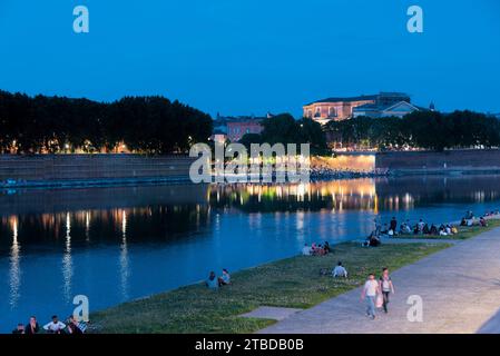 vues de nuit du quai de la daurade très animé, du pont-neuf, de l'hotel dieu saint-jacques par une belle et chaude soirée printanière Stock Photo