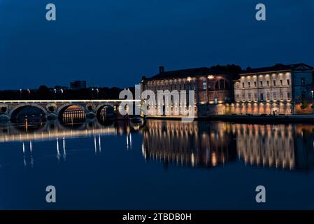 vues de nuit du quai de la daurade très animé, du pont-neuf, de l'hotel dieu saint-jacques par une belle et chaude soirée printanière Stock Photo