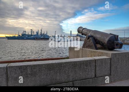 KRONSTADT, RUSSIA - NOVEMBER 17, 2023: A noon cannon on the background of the ships of the Baltic Fleet. Kronstadt, Russia Stock Photo