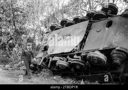 NORMANDY CAMPAIGN 1944. General Dwight D. Eisenhower passing a ruined German Tiger II tank in 1944. Stock Photo