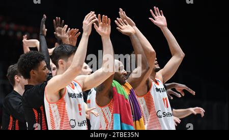 Chemnitz, Germany. 06th Dec, 2023. Basketball: Europe Cup, Niners Chemnitz - Pallacanestro Varese, Intermediate Round, Group L, Matchday 1, Chemnitz Arena. The Niners players are happy about their victory. Credit: Hendrik Schmidt/dpa/Alamy Live News Stock Photo