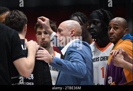 Chemnitz, Germany. 06th Dec, 2023. Basketball: Europe Cup, Niners Chemnitz - Pallacanestro Varese, Intermediate Round, Group L, Matchday 1, Chemnitz Arena. Niners coach Rodrigo Pastore is happy about the victory with his team. Credit: Hendrik Schmidt/dpa/Alamy Live News Stock Photo