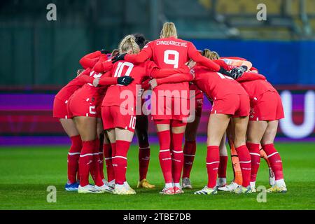 Parma, Italy. 05th Dec, 2023. Teamhuddle of Switzerland prior to UEFA Womens Nations League football match between Italy and Switzerland at Stadio Ennio Tardini in Parma, Italy. (Foto: Daniela Porcelli/Sports Press Photo/C - ONE HOUR DEADLINE - ONLY ACTIVATE FTP IF IMAGES LESS THAN ONE HOUR OLD - Alamy) Credit: SPP Sport Press Photo. /Alamy Live News Stock Photo