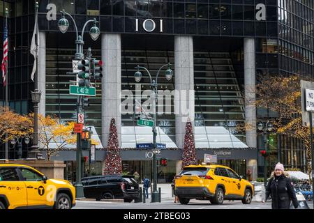 The Kalikow building at 101 Park Ave. is decorated for the holidays, 2023, New York City, USA Stock Photo