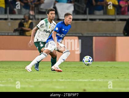 Belo Horizonte, Brazil. 06th Dec, 2023. Robert of Cruzeiro battles for possession ball with Marcos Rocha of Palmeiras, during the match between Cruzeiro and Palmeiras, for the Brazilian Serie A 2023, at Mineirao Stadium, in Belo Horizonte on December 06. Photo: Gledston Tavares/DiaEsportivo/Alamy Live News Credit: DiaEsportivo/Alamy Live News Stock Photo