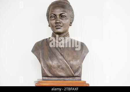 the-statue-of-cut-nyak-dien-she-is-one-of-the-indonesian-freedom