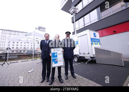 Duisburg, Germany. 06th Dec, 2023. From left: Thomas Roosen (Head of LZPD NRW), North Rhine-Westphalian Interior Minister Herbert Reul and Christoph Meurers in front of the new mobile video surveillance trailer in Duisburg. Credit: David Young/dpa/Alamy Live News Stock Photo