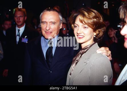 Schauspieler Dennis Hopper mit Ehefrau Victoria in Deutschland, 1995, anlässlich der Kinopremiere des amerikanischen Science-Fiction-Films: Waterworld, in dem Hopper die Rolle des üblen Deacon spielt. Stock Photo