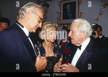 Edmund Stoiber, CSU Politiker, Bayerns Ministerpräsident und Ehefrau Karin, im Gespräch mit Opernregisseur Wolfgang Wagner, dem Leiter der Bayreuther Festspiele, Bild: 1997. Stock Photo