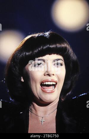 Mireille Mathieu, französische Sängerin, bei einem Auftritt im deutsche Fernsehen, Deutschland um 1993. Stock Photo