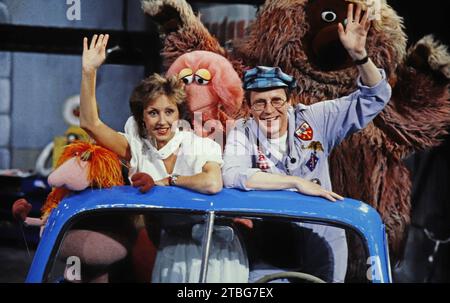 Hildegard Krekel und Gernot Endemann, deutscher Schauspieler, Synchron- und Hörspielsprecher, als Taxifahrer Sauer in der deutschen 'Sesamstrasse' in Hamburg, Deutschland 1987. Stock Photo