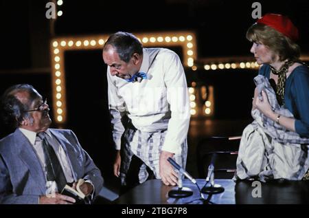 Gerhard Wollner, Dieter Didi Hallervorden, deutscher Schauspieler und Kabarettist, und Rotraud Schindler in einem Sketch, Deutschland um 1986. Stock Photo