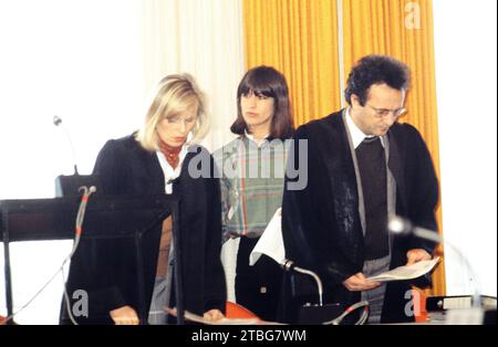 Marianne Bachmeier (links), die im März 1981 den Mörder ihrer Tochter im Gerichtssaal erschoss, mit ihren Verteidigern Brigitte Müller-Horn und Uwe Maeffert bei der Verhandlung vor der Schwurgerichtskammer des Landgerichts in Lübeck, Deutschland 1982. Stock Photo