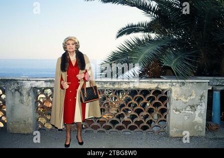 Vera Kalman, ehemalige Filmschauspielerin und Autorin, in einer Heimreportage in Zürich, Schweiz um 1995. Stock Photo