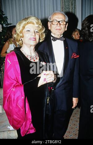 Vera Kalman, ehemalige Filmschauspielerin und Autorin, mit Modeschöpfer Pierre Cardin, Deutschland um 1995. Stock Photo