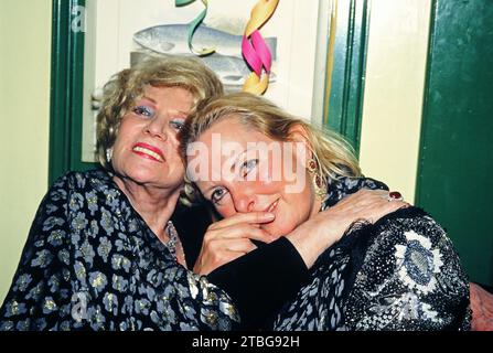 Vera Kalman, ehemalige Filmschauspielerin und Autorin, mit Eliette von Karajan, Deutschland um 1993. Stock Photo