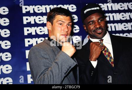 Berühmte Profi-Boxer beim Pressetermin von Pay-TV Premiere, 1998: Dariusz Michalczewski, Deutsch-Pole, Spitzname: Der Tiger, Weltmeister im Halbschwergewicht,  Evander Holyfield, Amerikaner, Spitzname: The Real Deal, Weltmeister im Schwergewicht und Cruisergewicht. Stock Photo