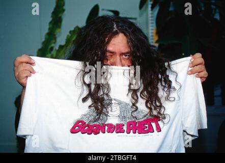 Hermes Phettberg, österreichischer Aktionskünstler, Schauspieler, Talkmaster der Phettbergs Nette Leit Show, Portrait mit T-Shirt: 'Born to be Phett', 1994. Hermes Phettberg, Austrian actor, Talk show moderator, portrait, 1994. Stock Photo