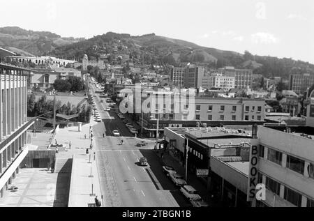 Blick über Bancroft Way in Berkeley, links die Fassade des Martin Luther King Jr-Gebäudes, am Ende der Straße das International House oder I-House, ein Studentenwohnheim für internationale Studierende gegründet 1930, Berkeley 1962. View over Bancroft Way in Berkeley, on the left the facade of the Martin Luther King Jr building, at the end of the street the International House or I-House, a student residence for international students founded in 1930, Berkeley 1962. Stock Photo