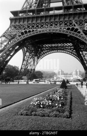 Der Fuß des Eiffelturms, im Hintergrund die Jardins du Trocadéro, Paris 1962. The foot of the Eiffel Tower, in the background the Jardins du Trocadéro, Paris 1962. Stock Photo