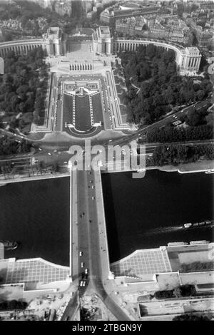 Blick vom Eiffelturm auf den Pont d'Iéna über der Seine und den Jardins du Trocadéro, Paris 1940. View from the Eiffel Tower of the Pont d'Iéna over the Seine and the Jardins du Trocadéro, Paris 1940. Stock Photo