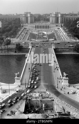 Blick vom Eiffelturm auf den Pont d'Iéna über der Seine und den Jardins du Trocadéro, Paris 1940. View from the Eiffel Tower of the Pont d'Iéna over the Seine and the Jardins du Trocadéro, Paris 1940. Stock Photo