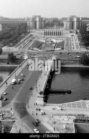 Blick vom Eiffelturm auf den Pont d'Iéna über der Seine und den Jardins du Trocadéro, Paris 1940. View from the Eiffel Tower of the Pont d'Iéna over the Seine and the Jardins du Trocadéro, Paris 1940. Stock Photo