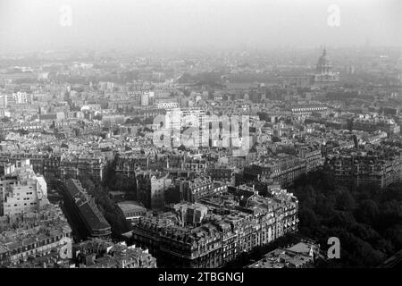 Blick über Paris vom Eiffelturm, rechts im Dunst der Pantheon, 1962. View over Paris from the Eiffel Tower, the Pantheon in the haze on the right, 1962. Stock Photo