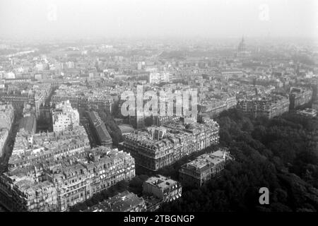 Blick über Paris vom Eiffelturm, rechts im Dunst der Pantheon, 1962. View over Paris from the Eiffel Tower, the Pantheon in the haze on the right, 1962. Stock Photo