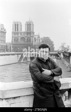 Mann auf dem Pont Saint Michel, im Hintergrund die Kathedrale Notre Dame de Paris, 1965. Man on the Pont Saint Michel, Notre Dame de Paris Cathedral in the background, 1965. Stock Photo