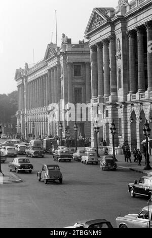 Blick auf den Straßenverkehr an der Place de la Concorde, links das Hotel de Crillon, rechts das Hotel de La Marine, Paris 1962. View of street traffic at Place de la Concorde, Hotel de Crillon on the left, Hotel de La Marine on the right, Paris 1962. Stock Photo