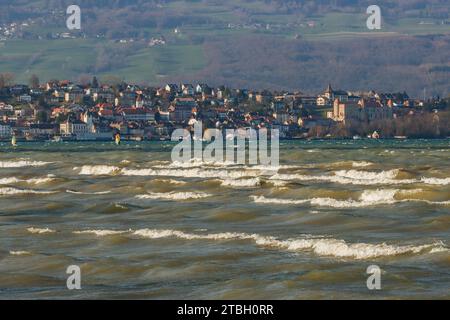 Strong wind on Neuchâtel lake in front of the city and the castle of Grandson at the foot of jura mountain, Switzerland Stock Photo