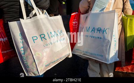 Shoppers at Edinburgh's Christmas 2023 – in Princes Street Gardens, Edinburgh Stock Photo