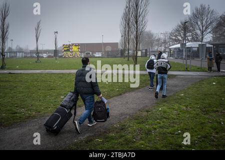 TER APEL - Asylum seekers arrive at the site of the asylum seeker center and registration center in Ter Apel. The Justice and Security Inspectorate concludes that the situation on the grounds of the asylum seeker center and registration center is unsafe and untenable. ANP VINCENT JANNINK netherlands out - belgium out Stock Photo
