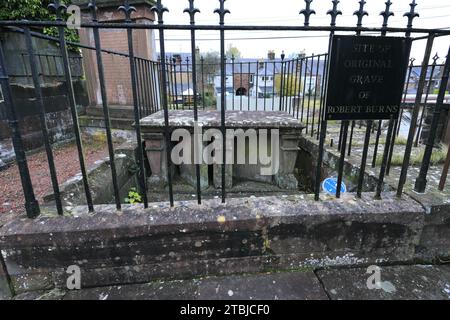 Robert Burns Grave in St Michael’s and South Parish Church, Dumfries town, Dumfries and Galloway, Scotland, UK Stock Photo