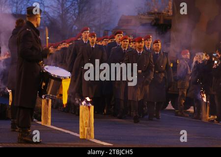 Recruits of the German Bundeswehr march in front of the German ...
