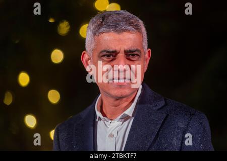 London, UK.  7 December 2023. Sadiq Khan, Mayor of London, attends the annual Christmas tree lighting in Trafalgar Square.  The tree, a Norwegian spruce, is an annual gift from the people of Norway as a thank you for the UK’s support to Norway during the Second World War.  However, the new city council in Oslo is reconsidering the Christmas tree tradition amid environmental concerns.   Credit: Stephen Chung / Alamy Live News Stock Photo