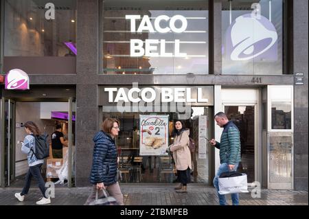 Barcelona, Spain. 21st Nov, 2023. Pedestrians walk past the American chain of fast-food restaurants Taco Bell in Spain. (Photo by Xavi Lopez/SOPA Images/Sipa USA) Credit: Sipa USA/Alamy Live News Stock Photo