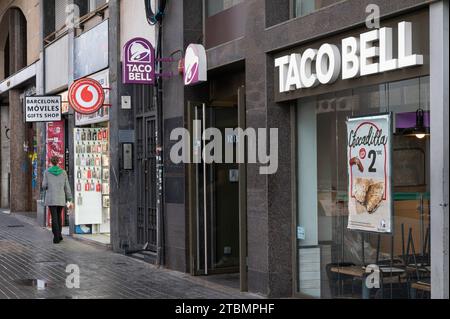 Barcelona, Spain. 21st Nov, 2023. Pedestrians walk past the American chain of fast-food restaurants Taco Bell in Spain. (Photo by Xavi Lopez/SOPA Images/Sipa USA) Credit: Sipa USA/Alamy Live News Stock Photo