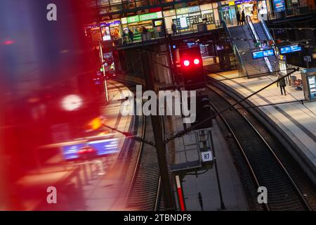 Hamburg, Germany. 08th Dec, 2023. Only a few travelers are on the move at the main station. The German Train Drivers' Union (GDL) has called on its members to go on another warning strike at Deutsche Bahn. Credit: Christian Charisius/dpa/Alamy Live News Stock Photo