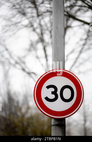 AMSTERDAM - A traffic sign for 30 km per hour at the Mauritskade. In Amsterdam, a new speed limit of 30 kilometers per hour applies on 80 percent of all roads. In recent months, traffic signs with the correct speed have been placed throughout the city, with a sticker on top that warns of the new speed that will apply. ANP SEM VAN DER WAL netherlands out - belgium out Stock Photo